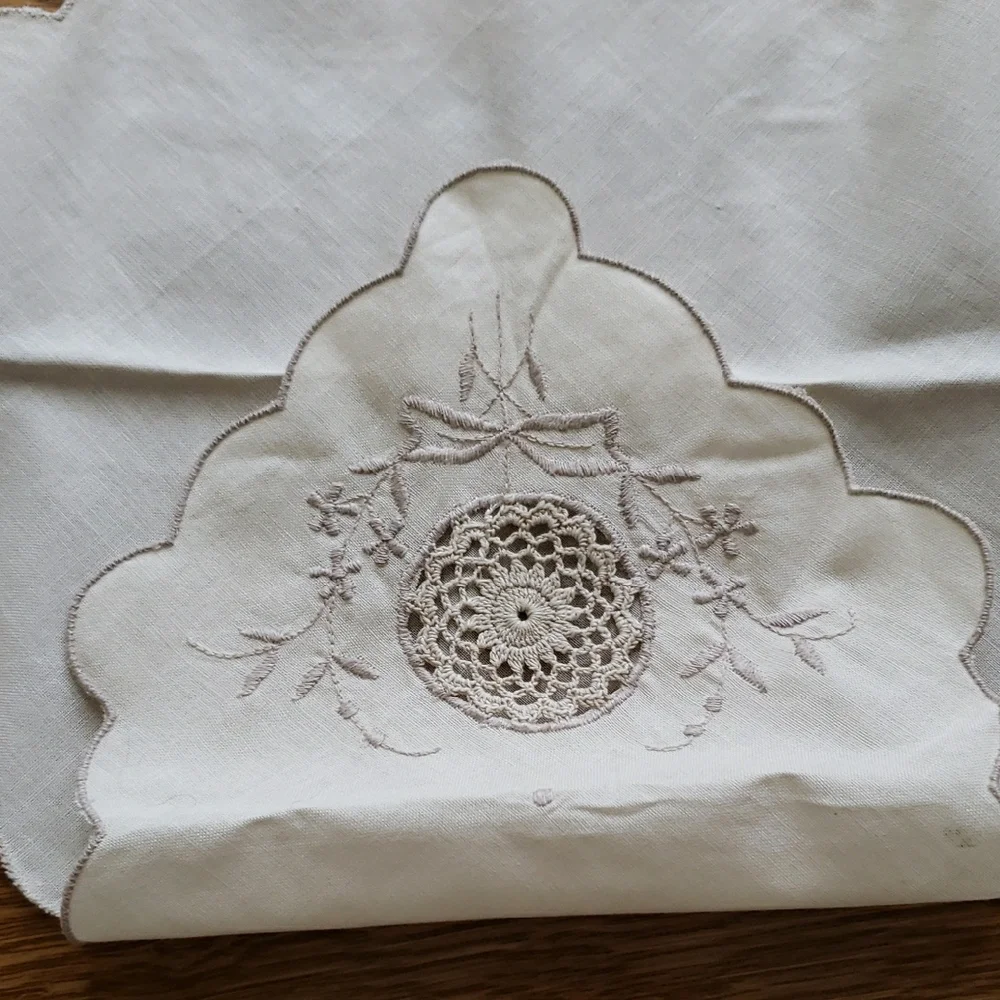 Vtg- Embroidered Cream Bread Basket Liner